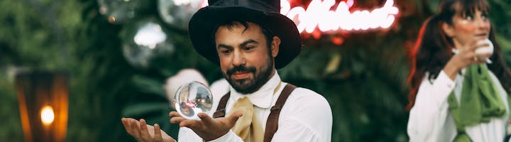 Magicien portant une boule de cristal lors d'une animation